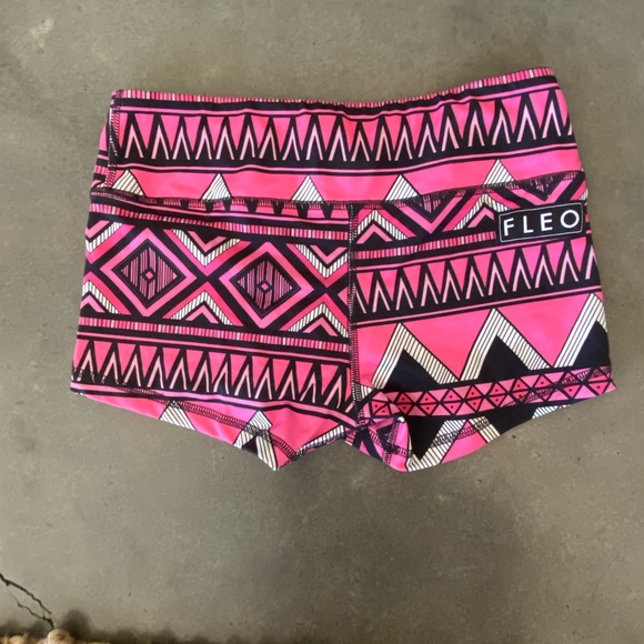 Fleo Shorts - Picture 2 of 2